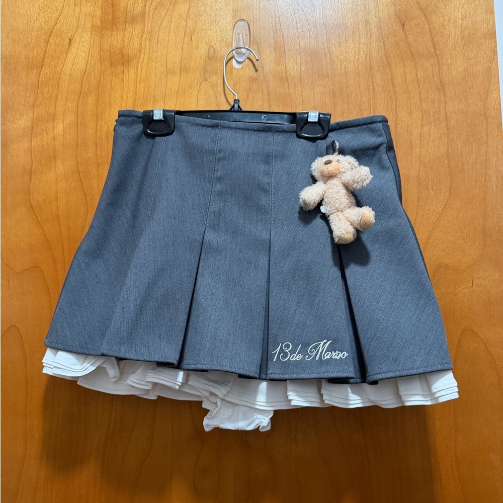 Gray Pleated Skirt with Bear Charm 13de marzo - Picture 5 of 7